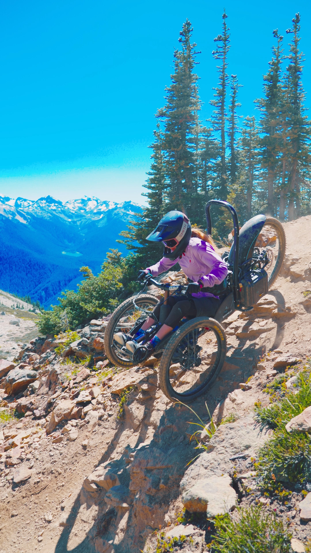 Un beau témoignage d'Amanda sur sa pratique de VTT. Allez les filles, allez les femmes, rejoignez Handisport de Nature !
Retrouvez ci-dessous la transcription en français.

#SportNature #Handisport #Inclusion #vtt #outdoorsports #highfive #FTT #accessibility #EngagementOutdoor #MontagnePourTous #amtb #women #womenempowerment @amandajtimm @bowheadcorp 

Salut Bowhead, comment ça va ? Ici Amanda Tim. Mon événement préféré de cette année était évidemment Crankworx. C'était génial de voir autant de femmes participer aux courses**. Quelques-unes sont simplement venues pour voir l'ambiance, et nous avons fini par les convaincre de courir, ce qui était fantastique. Nous avons donc eu des podiums complets, et je ne sais pas si cela s'était déjà produit auparavant. C'est très excitant d'avoir plus de femmes sur le terrain. L'ambiance à Crankworx est géniale, tout le monde est là pour dévaler les pistes (shred).

Ce que rouler avec la communauté Bowhead signifie pour moi, c'est que j'aime tout simplement pouvoir sortir. Le Bowhead vous emmène partout ; le simple fait d'être entourée, de sortir faire du vélo avec des amis et de rencontrer de nouvelles personnes sur les sentiers est génial. Tout le monde est surexcité parce que nous sommes tous là pour la même raison : sortir et s'amuser.

Un beau témoignage d'Amanda sur sa pratique de VTT. Retrouvez ci-dessous la transcription en françaisement que tout est possible. J'ai parcouru tellement de nouveaux sentiers cette année que je n'avais jamais faits auparavant, juste ici dans mon jardin, et certains étaient un peu fous. C'est tellement excitant de se lancer sans jamais savoir à quoi s'attendre, car françaistout est possible., Passez une bonne journée.