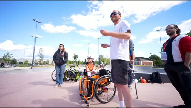 Le WCMX HANDISPORT c'est quoi ?

Une discipline #outdoor urbaine de glisse pratiquable par des personnes en situation de handicap ou pas !

Une discipline en plein développement qui était en découverte aux Jeux Nationaux de l'Avenir Handisport #jnah2026 à Valence.

Djet1 pour les belles lignes.

Vidéo par @vhcom.video 
#handisport #outdoorsports #highfive