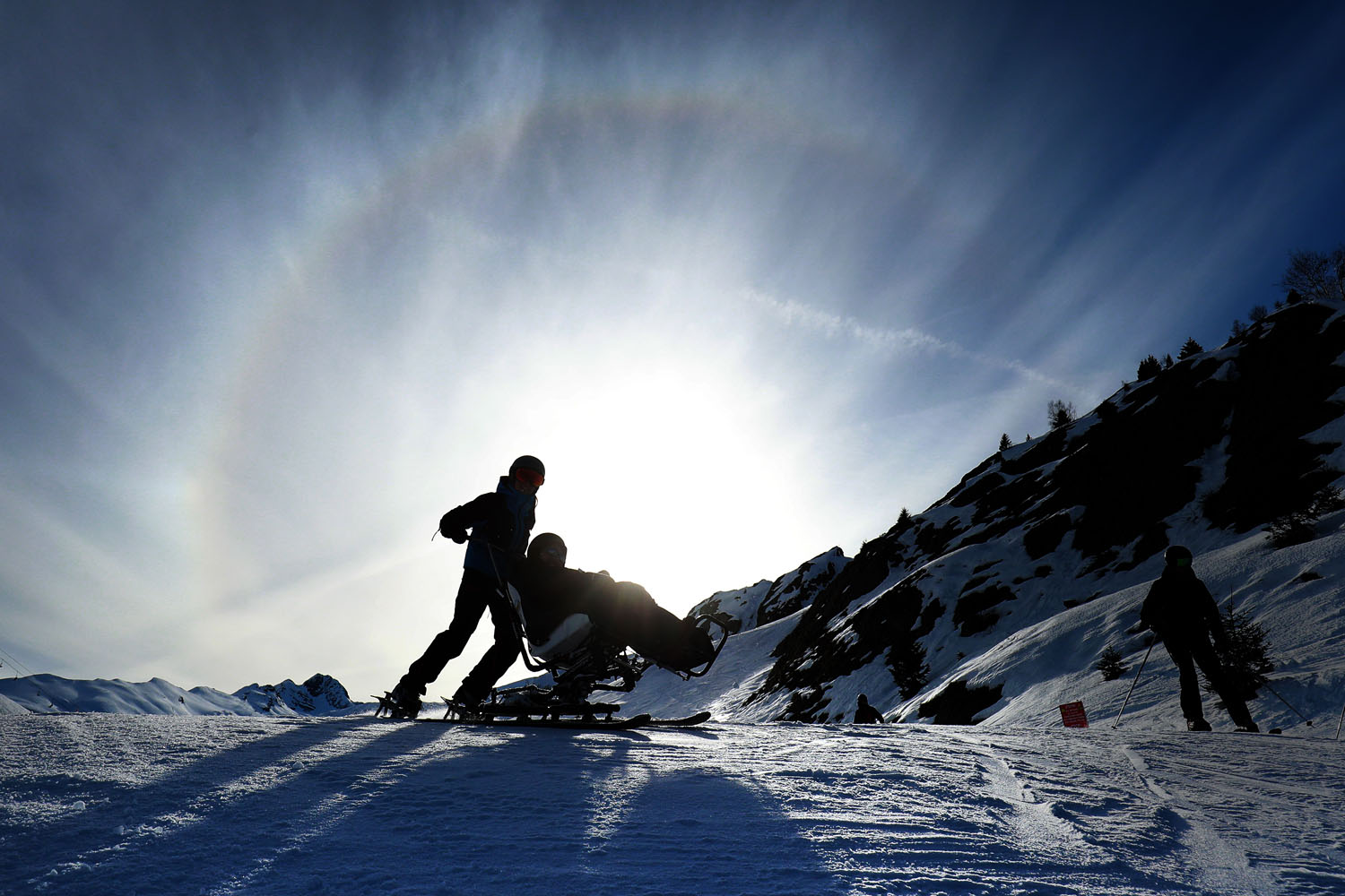 Pour une personne en situation de handicap, accéder aux remontées mécaniques en station de montagne devrait être normal, mais :

Une norme européenne sur les remontées mécaniques est en cours d'enquête publique. Celle-ci prévoit notamment la mise en place systématique à chaque place de dispositifs d'anti-sous-marinage et l'accès à des personnes utilisant un engin spécial homologué (fauteuil-ski, FTT ...) à raison d'une place tous les 5 sièges.

https://norminfo.afnor.org/structure/afnor001s/installations-a-cables-transportant-des-personnes/3354#activite